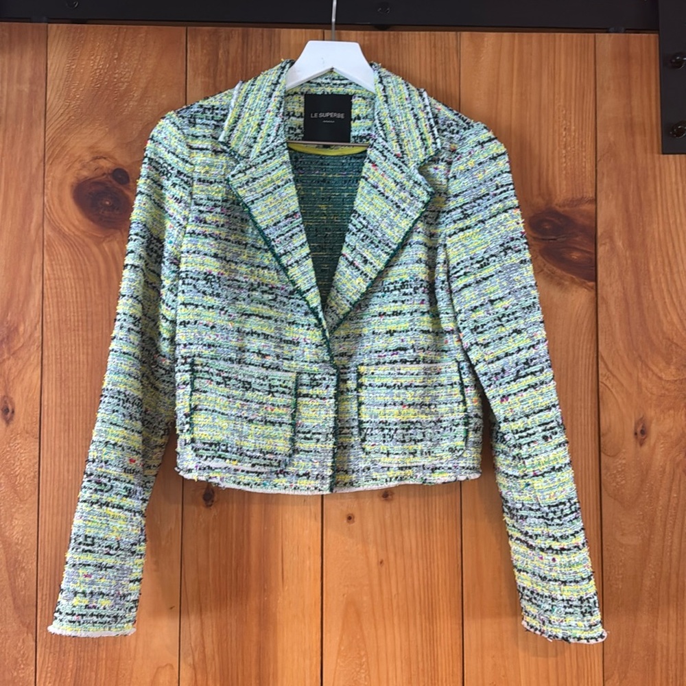 Le Superbe Cropped Tweed Jacket is really versatile! Size 8 (fits 6) Like new!